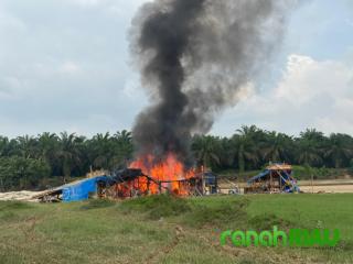 Polres Kuansing Bakar 30 Rakit PETI di Tanjung Pauh, Satu Pelaku Berhasil Diamankan