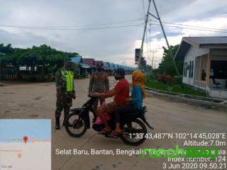 Waspada COVID-19, Babinsa dan Tim Gabungan Berikan Disiplinkan ke Warga