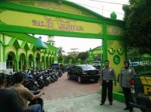 Bagian Dari Ibadah, Polwan Polresta Pekanbaru Turut Berjaga Di Lingkungan Masjid