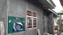 Rehab RTLH Kadir ,Memasuki Tahap Pasang Plafon dikerjakan Satgas TMMD Ke - 104 Kodim /Bks & Warga