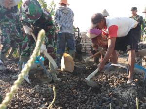 Tinggalkan Pekerjaan Sawah,Rela Kerja Bhakti di Lokasi TMMD