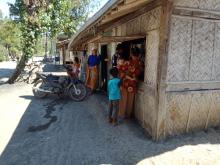 Warga Kirim Cemilan Ke Lokasi Pembronjongan