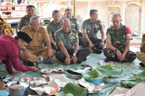 Warga Nitri Gelar Tasyakuran Bersama TNI
