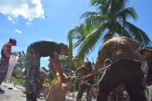 Begini Candaan Masyarakat dan Satgas TMMD ke 104