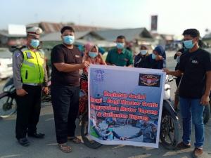 Panit Lantas Polsek Tapung Bagikan Masker