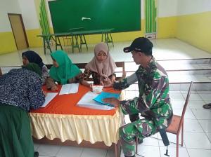 TMMD, Serda Purwanto Ikut Periksa Anemia