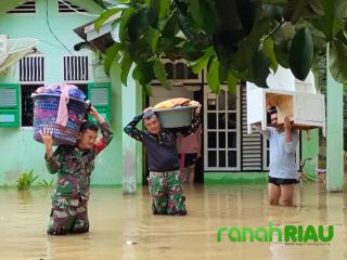 Sungai Ulo Meluap, Danramil 08/KM Terjun Langsung Bantu Warga Terdampak Banjir