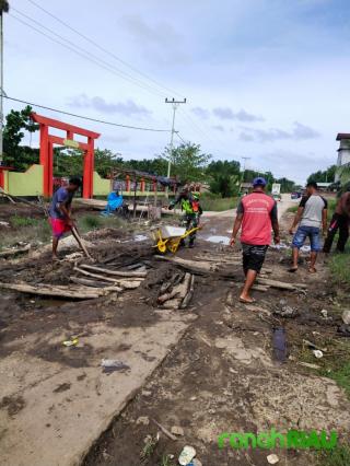 Babinsa Koramil 01 Bengkalis dan Masyarakat Desa Kelemantan Melakukan Goro Bersama