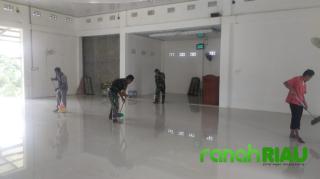 Anggota Koramil 08/KM Kodim 0302/Inhu Laksanakan Karya Bhakti Membersihkan Masjid Pasca Banjir