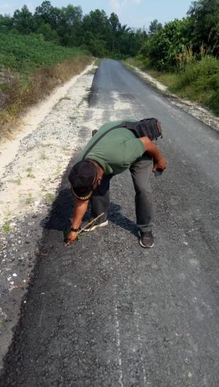 Jalan Hotmix SMPS IT IDBS Kecamatan Pinggir, Kabupaten Bengkalis Diduga Asal Jadi
