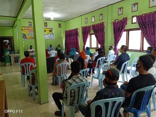 Babinsa Bengkalis Ikut Serta Bantu Pembagian BLT-DD di Desa Sungai Alam