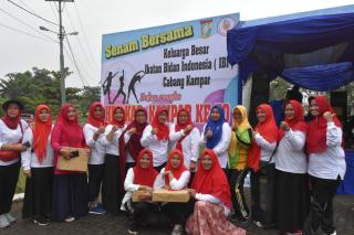 Meriahkan Hari Jadi Kampar ke 70, IBI Kampar Adakan Senam Bersama