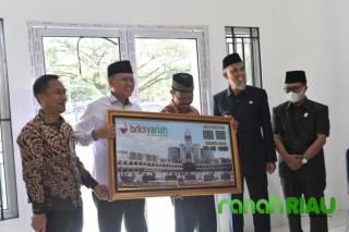 BRK Syariah serahkan bantuan CSR ke Dumai