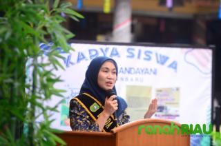 Peringati HUT SMAS Handayani, Henny Wahid: Literasi tidak hanya Sebatas kegiatan Membaca