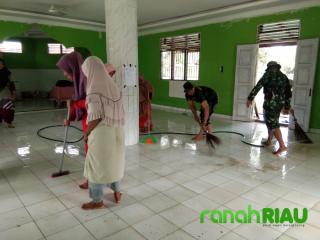 Koramil 09/Singingi Dim 0302/Inhu Lakukan pembersihan Rumah Ibadah Pasca Banjir