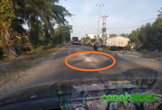 Warga Keluhkan Jalan Poros di Kecamatan Bunga Raya Tak Kunjung di Perbaiki