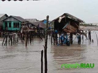 3 Rumah Warga di Inhil Roboh Diterjang Ombak dan Angin Ribut