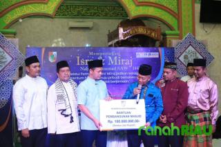 Peringati Isra Miraj bersama Warga Marpoyan Damai, Wako Serahkan bantuan Pembangunan Masjid