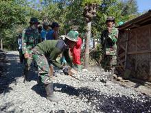 Pengeratan Aspal Sertu Ukuran ½ Di Jalan Poros