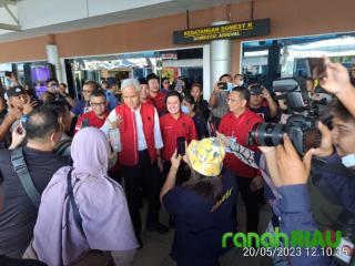 Tiba di Palembang, Ganjar disambut teriakan Presiden