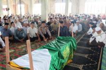 Bupati Inhil Ikut Shalat Jenazah H Ali Nafarin di Kecamatan Gaung Anak Serka
