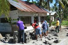 Tanpa Lelah, Satgas TMMD Bersama Masyarakat Bangun Kantor Tiga Pilar