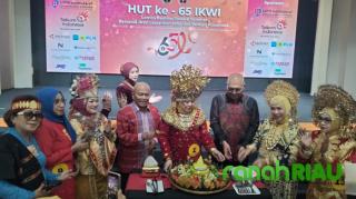 IKWI Riau Juara Nasional Fashion show Busana Adat Nusantara, Kebaya Labuh Melayu memukau Dewan Juri
