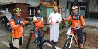 Cegah COVID-19 Relawan GPS BIKE Duri, Bagikan Hand Sanitizer Ke Masjid dan Mushalla