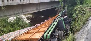 Kecelakaan Tunggal, Satu Unit Mobil Fuso Bermuatan Penuh Jatuh Ke Sungai Balai Raja