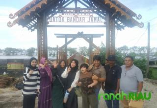 Berikan Support, Solihin Sambut Kunjungan Direktur dan Rombongan PT.ART di Pantai Raja Kecik