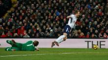 Pemain Liverpool Ledek Harry Kane dalam Duel Lawan Salah 