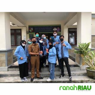 Program KKN Mahasiswa Unri dengan berbagi masker dan hand sanitizer