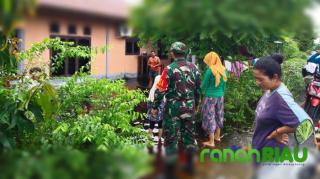 Akibat Hujan Deras, Babinsa Serda Mustaqim Himbau Warga Waspada Banjir