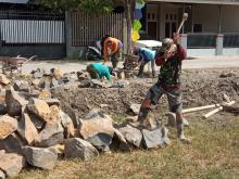 KERASNYA BATU TAK MENGALAHKAN SEMANGAT SATGAS TMMD KODIM 0716/DEMAK.