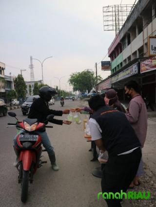 Lazismu Pekanbaru berbagi Takjil bersama para Pengguna Jalan di Tuanku Tambusai