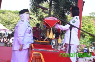 Pasukan Pengibar Bendera Merah Putih Tampil Memukau di Hadapan Bupati dan Tamu Undangan