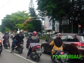 Kabel Melorot ganggu Pengguna Jalan di Kaharuddin Nasution
