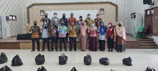 Camat Mandau Riki Rihardi Beserta Jajarannya, Salurkan Sembako Kepada Warga Tidak Mampu