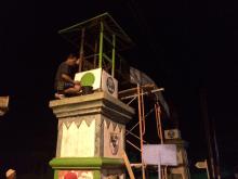 Meski Malam, Warga Tetap Kerjabakti Cat Gapura