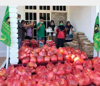 Kepedulian Anggota DPR-RI Dapil 1 Riau, Syamsurizal Bagi Sembako ke Warga Kurang Mampu