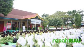 IZI Perwakilan Riau Gelar Konser Mini dan Penggalangan Dana Peduli Sukabumi di SMPN 4 Tambang