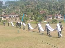 Banner Sepanjang Puluhan Meter Dipasang