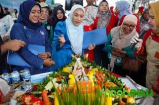 Momen Peringatan Kemerdekaan, Henny Sasmita Wahid jadi Juri Menghias Tumpeng di PQN 2025