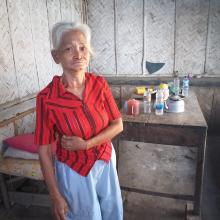 Jalin Kebersamaan Satgas Tuangkan Minum Kepada Warga