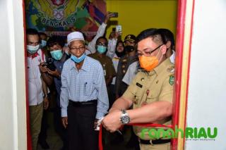 Pj. Bupati Bengkalis Resmikan Klinik Atlet KONI dan Ditandai Pengguntingan Pita
