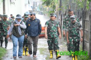Danrem 031/WB berserta Rombongan tinjau Korban Banjir di Rumbai