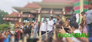 Pimpinan Bersama Setwan DPRD Riau Bagikan Hand Sanitizer Ke Ojek Online