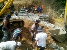 Serempak Dan Kompak Mereka KerjakanPekerjaan Pembuatan Jembatan II