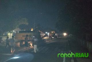 Parahh.!! dua Excavator Melintasi Jalan, Aspal Berpotensi Ambyar