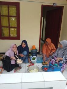 Sumbangsih Ibu -Ibu Payaagan Jati Sari Memasak Makan Malam Bagi TNI Satgas TMMD Ke 104 Kodim/Bks